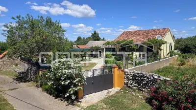 Kuća 133 m², Lozovac - dvorište 587 m² i jacuzzi - 16