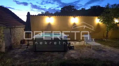 Kuća 133 m², Lozovac - dvorište 587 m² i jacuzzi - 12