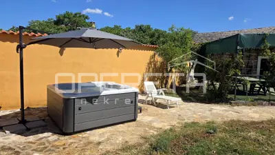 Kuća 133 m², Lozovac - dvorište 587 m² i jacuzzi - 13