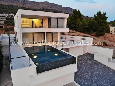 Vila 320 m², Split - atraktivna lokacija i privatnost