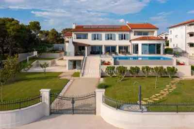 Villa 1000 m², Dolac kraj Šibenika, uz more i šumu