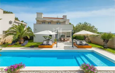 Haus zum Kauf in Rovinj, 300 m² - 3