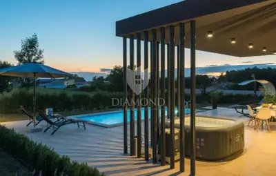 Kuća 85 m², Tinjan - bazen i privatni vrt - 20