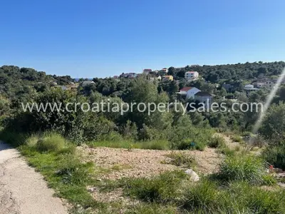 Land 519 m², Otok Vis - quiet settlement, 800 m from the sea