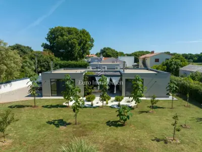 Kuća 1.099 m², Šišan - novogradnja s dva stana