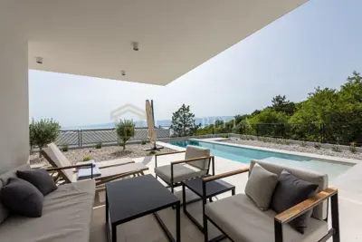 Kostrena, luksuzna kuća sa bazenom i garažom, 213 m²!