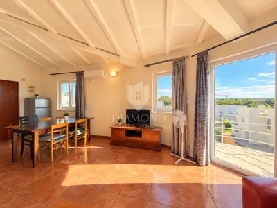 Apartment 93 m², Novigrad - three bedrooms and terrace