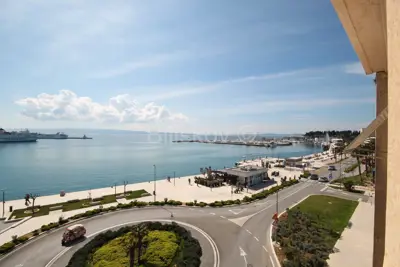 Commercial space 700 m², Split, Zapadna obala, large display windows - 2