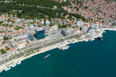 Poslovni prostor 700 m², Split, Zapadna obala, veliki izlozi