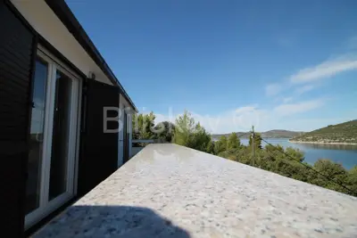 Drvenik Veliki, dvije kuće 80m od mora, prodaja - 9