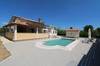 Nova kuća sa bazenom u okolici Labina