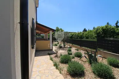 Nova kuća sa bazenom u okolici Labina - 9