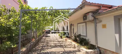 Kuća 234 m², Pirovac - 3 stana i 2 garaže - 2