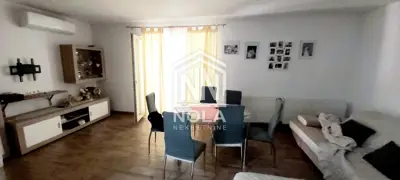 Kuća 234 m², Pirovac - 3 stana i 2 garaže - 8
