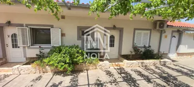 Haus 234 m², Pirovac - 3 Wohnungen und 2 Garagen