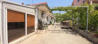 Kuća 234 m², Pirovac - 3 stana i 2 garaže - 3