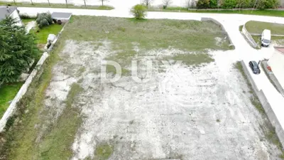 Građevinsko zemljište u Kanfanaru, 880 m², blizu infrastrukture