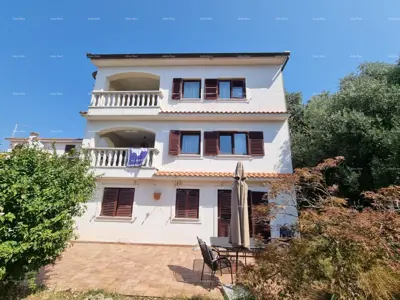 Kuća 460 m², Medulin - 4 stana i okućnica