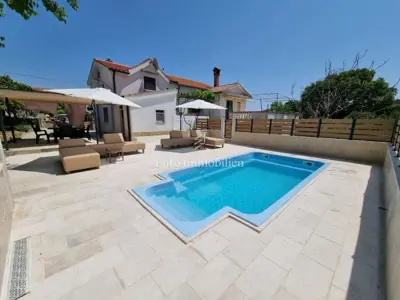 Doppelhaushälfte 74 m², Krk - Pool und gepflegter Garten