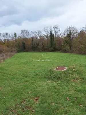Building plot 1,560 m², Raša - quiet location - 2
