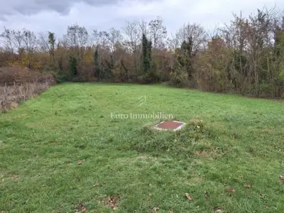 Building plot 1,560 m², Raša - quiet location