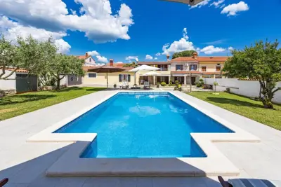 Kamena kuća 170 m², Marčana - bazen i terasa - 2