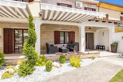 Kamena kuća 170 m², Marčana - bazen i terasa - 5