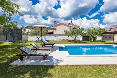 Kamena kuća 170 m², Marčana - bazen i terasa - 4
