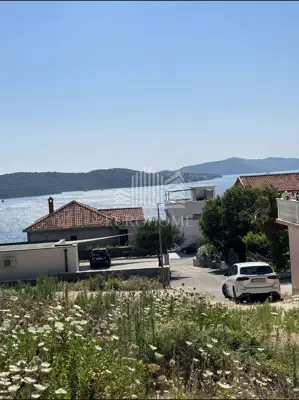 Building plot 850 m², Okrug Gornji, near the sea