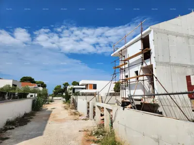 Fažana! Dvojna kuća s garažom u neposrednoj blizini mora i plaža!