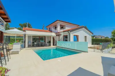 Kuća 203 m², Novigrad - bazen i privatnost