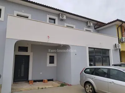Dvojna kuća s bazenom u okolici Vodnjana – 400 m²
