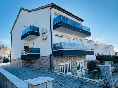 Apartmanska kuća, Njivice na Krku, 4 apartmana i terasa