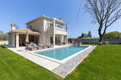 Kuća 170 m², Labin - bazen i uređena okućnica