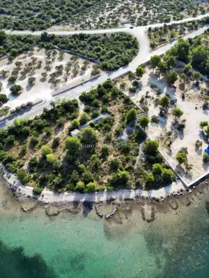 Poljoprivredno zemljište 5.791 m², Pirovac - prvi red do mora