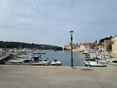 Kuća 458 m², Milna - centar uz more i šetnicu