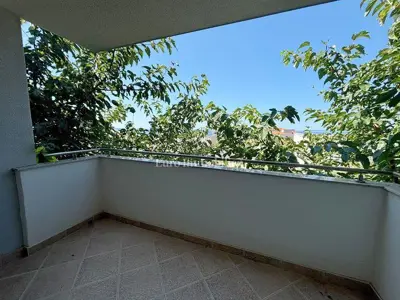 Apartman u Novalji, loggia s pogledom na more i parking