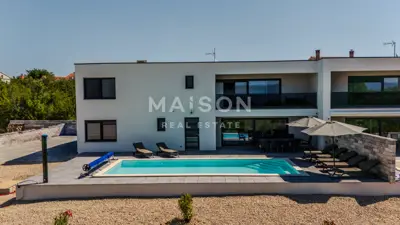 Moderner Neubau mit Pool und Meerblick