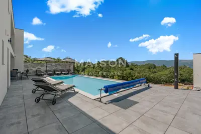 Moderner Neubau mit Pool und Meerblick - 8
