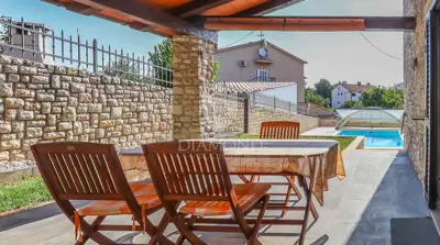 Pula - Sought-after location - House with a pool and two garages - 3