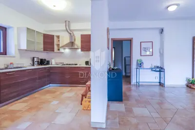 Pula - Sought-after location - House with a pool and two garages - 14