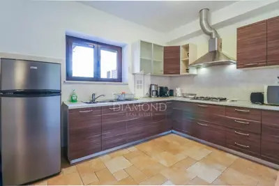 Pula - Sought-after location - House with a pool and two garages - 13