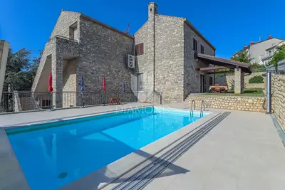 Pula - Gefragte Lage - Haus mit Pool und zwei Garagen