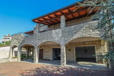 Pula - Sought-after location - House with a pool and two garages - 2