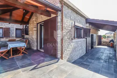 Pula - Sought-after location - House with a pool and two garages - 11