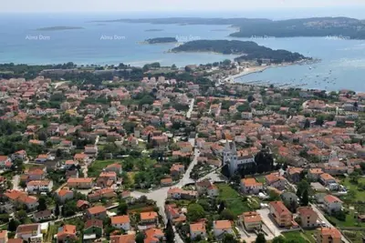 Građevinsko zemljište, Medulin, uz glavnu cestu i mirna lokacija