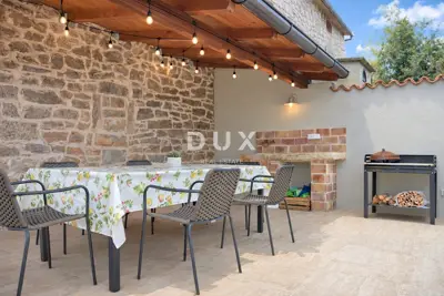 House 120 m², Kaštelir - pool and sunbathing area - 20