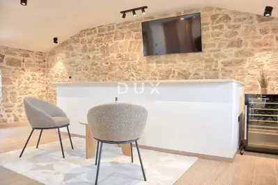 House 120 m², Kaštelir - pool and sunbathing area - 16