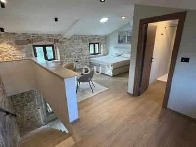 House 120 m², Kaštelir - pool and sunbathing area - 12