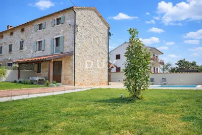 Haus 120 m², Kaštelir - Pool und Sonnenterrasse
